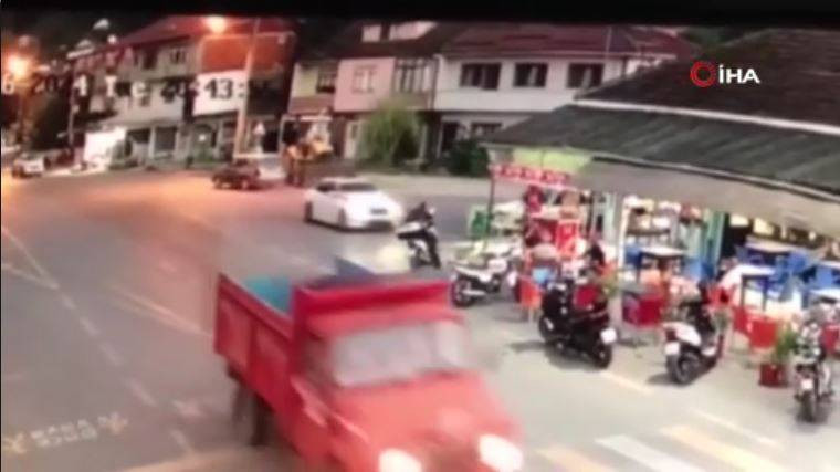 Davetsiz misafir! Lüks otomobil kahvehaneye daldı. Facianın eşiğinden dönüldü - Resim: 16